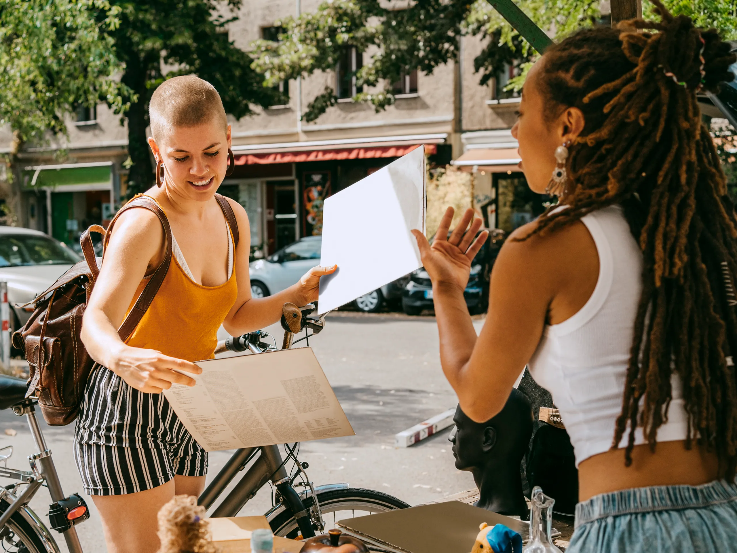Zwei Frauen unterhalten sich auf einem Flohmarkt