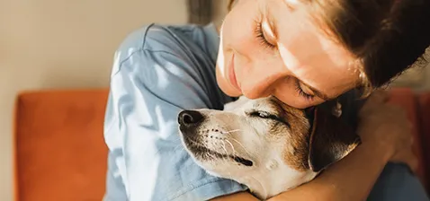 Frauchen kuschelt mit Hund